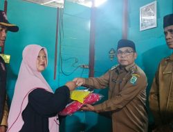 Wakil Bupati Simeulue Serahkan Bantuan untuk Korban Kebakaran di Tanjung Raya