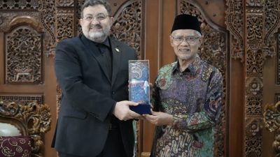 Mohammad Boroujerdi Dubes Iran (kiri), Haedar Nashir Ketua Umum PP Muhammadiyah (kanan), di Gedung PP Muhammadiyah Menteng, Jakarta Pusat. Selasa (7/4/2026). Foto: Medsos