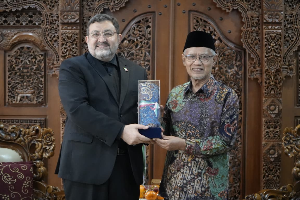 Mohammad Boroujerdi Dubes Iran (kiri), Haedar Nashir Ketua Umum PP Muhammadiyah (kanan), di Gedung PP Muhammadiyah Menteng, Jakarta Pusat. Selasa (7/4/2026). Foto: Medsos
