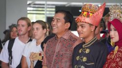 Kedatangan Wisatawan Mancanegara Disambut Bupati Monas di Bandara Lasikin, Simeulue Perkuat Sektor Pariwisata