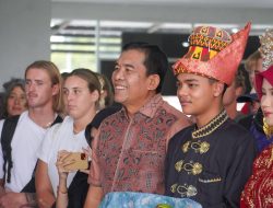 Kedatangan Wisatawan Mancanegara Disambut Bupati Monas di Bandara Lasikin, Simeulue Perkuat Sektor Pariwisata