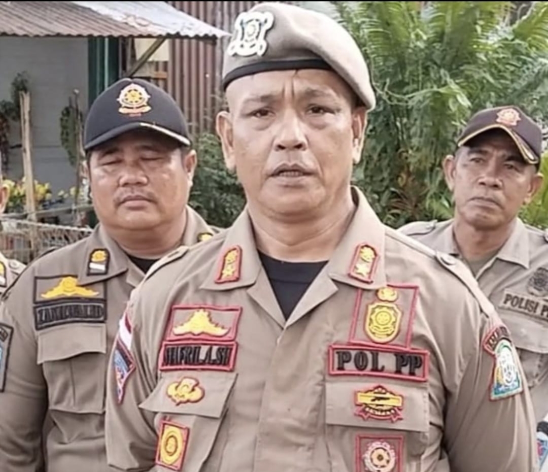 Satpol PP Klarifikasi Kasus Kehilangan Helm di RSUD Simeulue, Pelaku Mengaku Membawa Helm Pengunjung 1 Kabid Trantibum Satpol PP dan WH Kabupaten Simeulue, Syafril Alamsyah, SH., didampingi anggota. Sinabang, Selasa, (14/6). Dok. Situasi.co.id