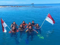 Personel Polres Simeulue Kibarkan Bendera Merah Putih di Bawah Laut pada Hari Kemerdekaan