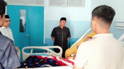 Tgk Musannif dan Sanusi Hasyim Jenguk Dua Ulama Aceh Besar yang Sedang Sakit