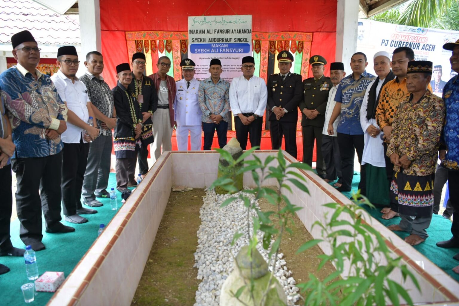 Kunker di Aceh Singkil, Pj Gubernur dan Istri Ziarah ke Makam Syekh Ali Al Fansyuri 1 Kunker di Aceh Singkil, Pj Gubernur dan Istri Ziarah ke Makam Syekh Ali Al Fansyuri