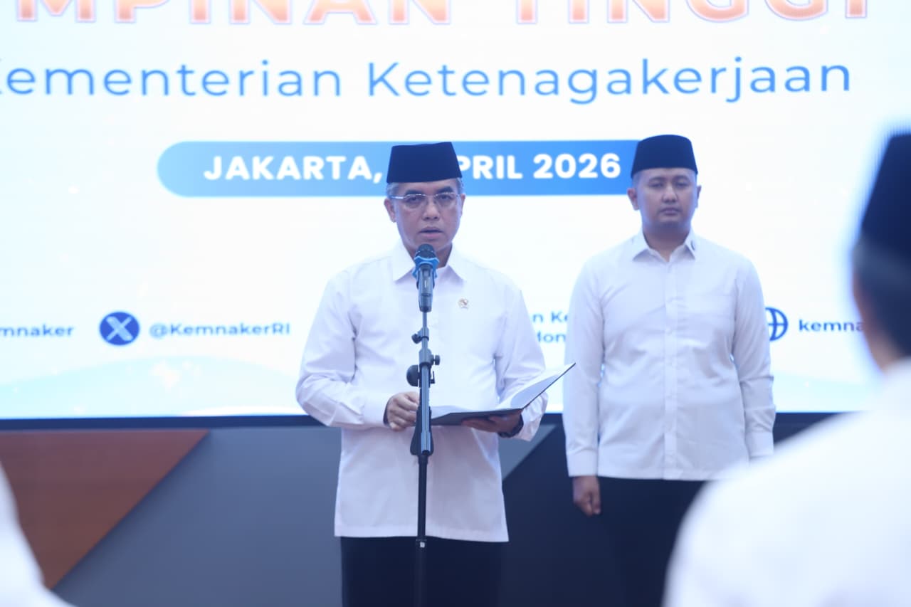 Menteri Ketenagkerjaan Prof. Yassierli, Ph.D, saat melantik 12 Pejabat di Kemnaker, Selasa (7/4/2026). (Dok. Humas Kemnaker).