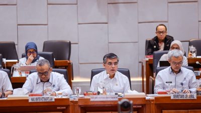 Menteri Ketenagakerjaan didampingi Wamenaker dan Sekjend dalam acara rapat kerja dengan Komisi IX DPR RI di Senayan, Jakarta, Kamis (9/4/2026). (Dok. Humas Kemnaker)