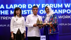 Menteri Ketenagakerjaan Prof. Yassierli, Ph.D saat membuka acara Forum Jejaring Kemitraan Penempatan Tenaga Kerja Dalam Negeri bersama Kamar Dagang Amerika di Indonesia (American Chamber of Commerce in Indonesia/AmCham) dan Firma Hukum SSEK di Jakarta, Selasa (7/4). (Dok. Humas Kemnaker)