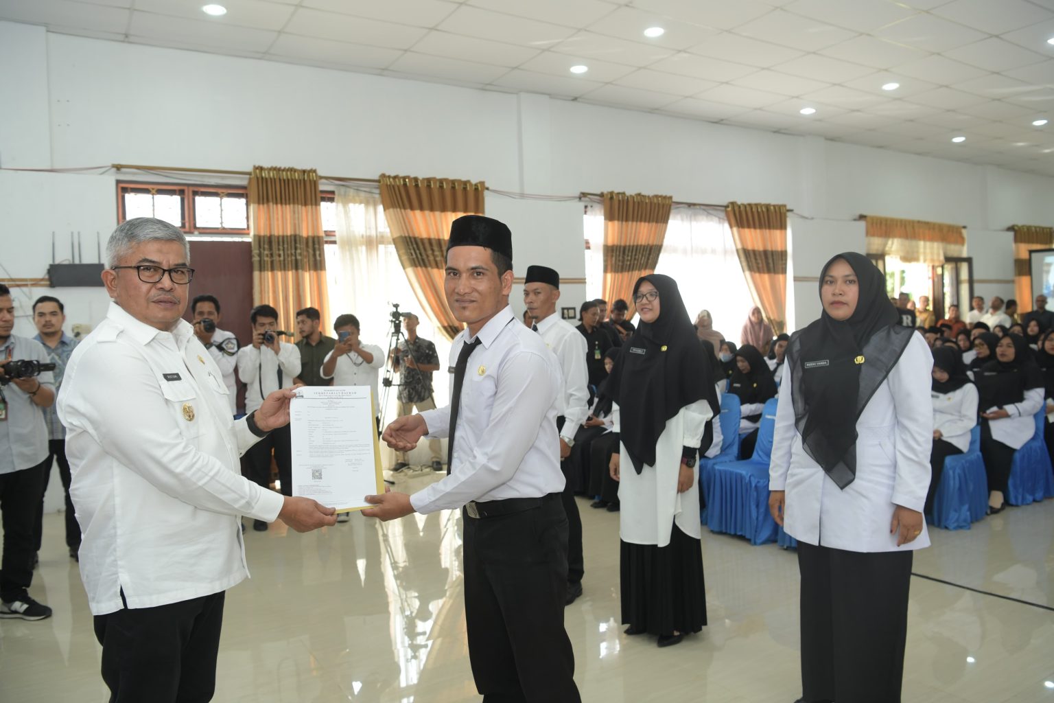 PPPK Aceh Tengah Resmi Dilantik, Penjabat Gubernur Aceh Serahkan SK