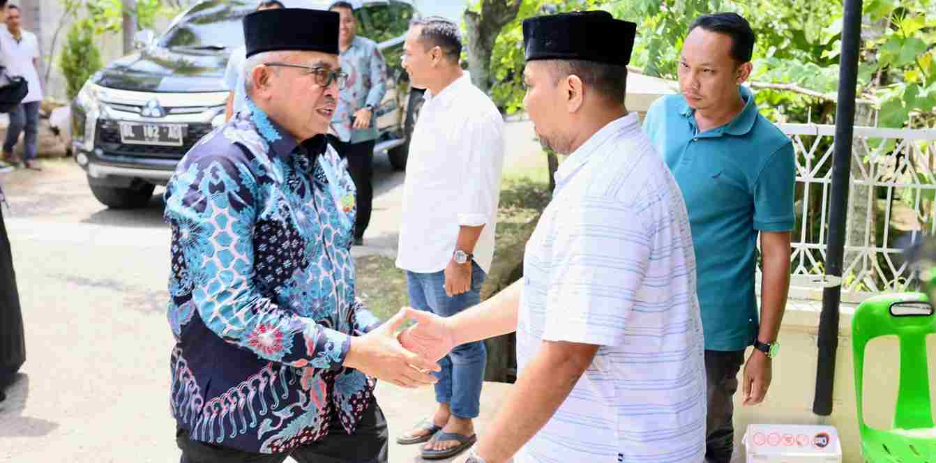 Pj Gubernur Aceh Ajak Istri Takziah ke Rumah Almarhum Thantawi Ishak 1 Pj Gubernur Aceh Ajak Istri Takziah ke Rumah Almarhum Thantawi Ishak