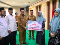 Pj Sekda Serahkan Bonus Ratusan Juta untuk Juara STQH Nasional dari Aceh