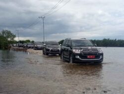 Hendak Tujui Aceh Tengah, Rombongan Pj Gubernur Terobos Jalan Digenangi Banjir Rob