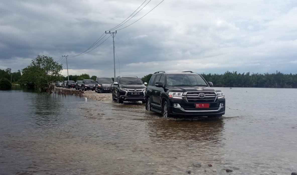 Hendak Tujui Aceh Tengah, Rombongan Pj Gubernur Terobos Jalan Digenangi Banjir Rob 1 Rombongan Pj Gubernur Aceh