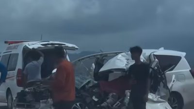 Tangkapan layar dari video yang menyebar di media sosial memperlihatkan satu unit mobil yang terlibat tabrakan di Jalan Tol Sigli-Banda Aceh, Senin (16/2/2026) sekitar pukul 14.00 WIB. (Sumber: Medsos)