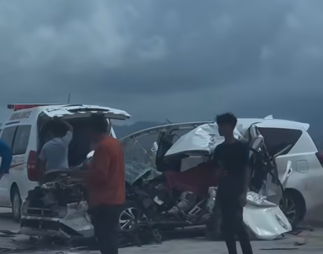 Tangkapan layar dari video yang menyebar di media sosial memperlihatkan satu unit mobil yang terlibat tabrakan di Jalan Tol Sigli-Banda Aceh, Senin (16/2/2026) sekitar pukul 14.00 WIB. (Sumber: Medsos)