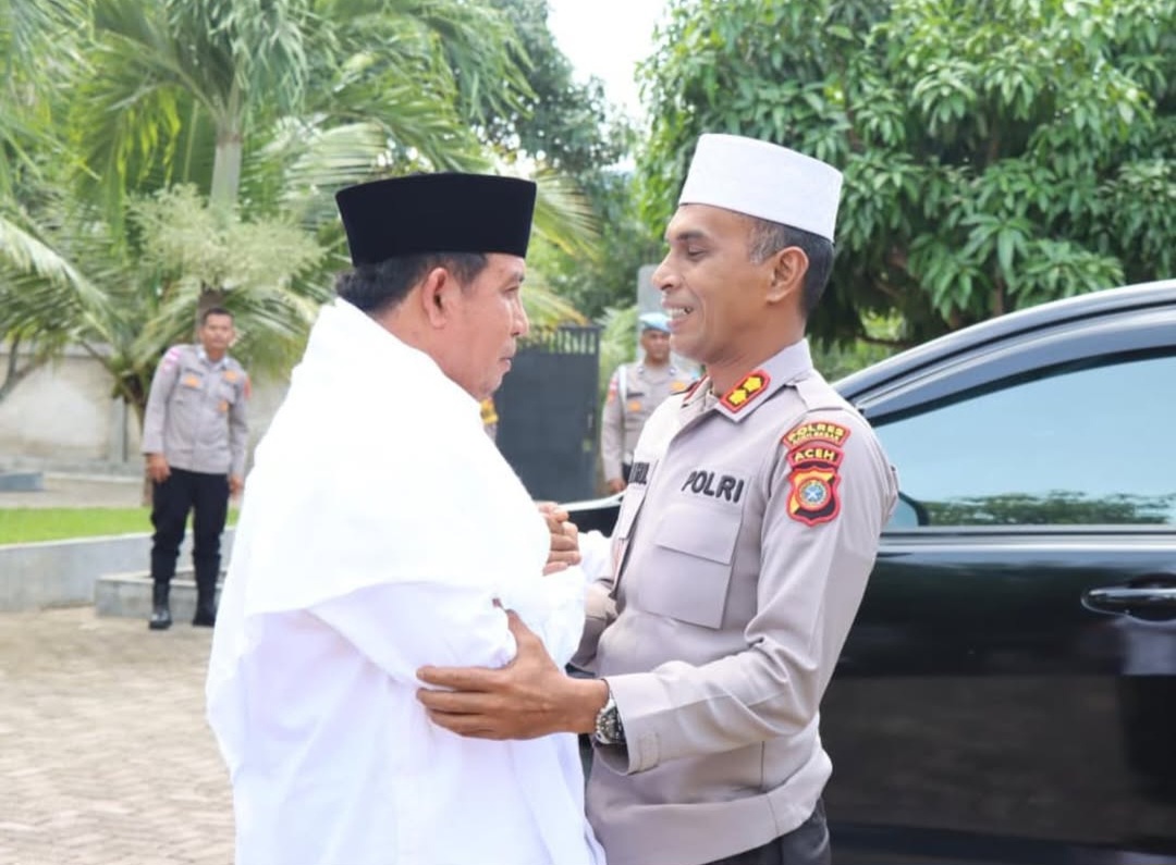 Kapolres Aceh Besar AKBP. Chairul Ikhsan, S.I.K saat melakukan kunjungan silaturahmi dengan Tgk. Junaidi (abah junaidi) Pimpinan Dayah Mahadal Fata di Lamkabeu, Kecamatan Seulimeum, Kabupaten Aceh Besar, Rabu (21/1/2026). Foto: Humas Polres Aceh Besar