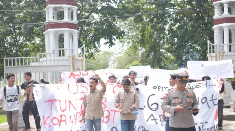 Satpol PP bersama Polresta Banda Aceh saat mengawal massa aksi GAMPATA di Kantor Gubernur Aceh. Foto : (Ist)