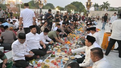 Acara Khanduri Nuzulul Qur’an sekaligus buka puasa bersama yang digelar di halaman Masjid Raya Baiturrahman, Jumat (6/3/2026).