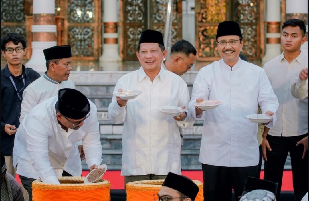 Mensos Saifullah Yusuf (kanan) Mendagri Tito Karnavian (kiri) dalam acara buka puasa bersama di halaman Mesjid Raya Baiturrahaman, Banda Aceh, Jumat (6/3) Situasi.co.id. Foto: Dok. Humas Menteri Sosial