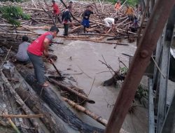 Banjir Landa Simeulue Usai Hujan Deras, Warga Gotong Royong Bersihkan Jembatan Lala