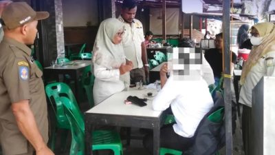 Dua ASN kembali terjaring razia saat sedang nongkrong di warkop pada jam kerja oleh petugas Satpol PP dan WH Aceh, Rabu (1/4/2026). (Foto: Ist)
