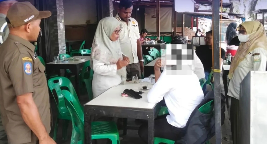 Nongkrong di Warkop Saat Jam Kerja, Dua ASN Kembali Terjaring Razia Satpol PP dan WH Aceh 1 Dua ASN kembali terjaring razia saat sedang nongkrong di warkop pada jam kerja oleh petugas Satpol PP dan WH Aceh, Rabu (1/4/2026). (Foto: Ist)