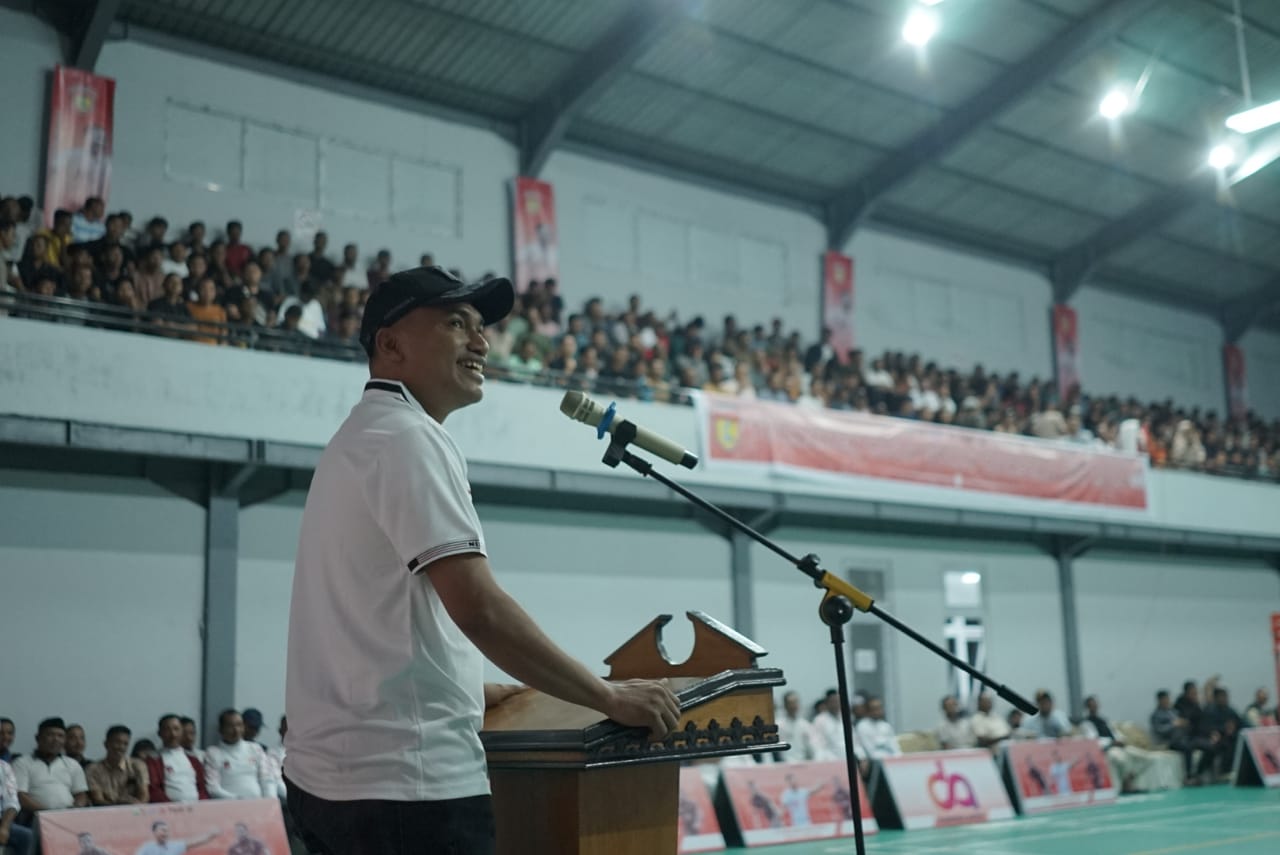 Wakil Ketua Dewan Perwakilan Rakyat Aceh (DPRA) saat membuka Turnamen Volly Cup I di GOR Sigupai Arena. (Foto Dok Pribadi)