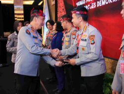 Toreh Nilai Terbaik, Kadiv Humas Polri Beri Penghargaan