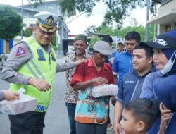 Jumat Berkah, Ditlantas Polda Aceh Berbagi dengan Cleaning Service dan Abang Becak