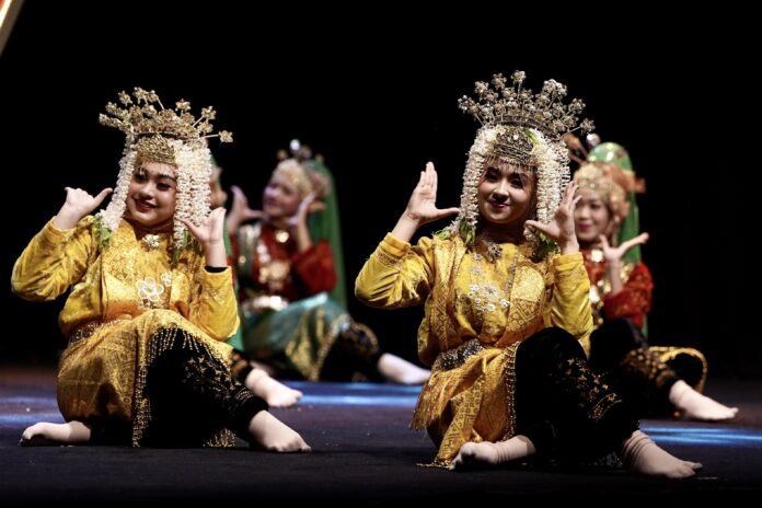 PKA 8 Ciptakan Ruang Seniman dan Budayawan Aceh 1 penari-yang-tampil