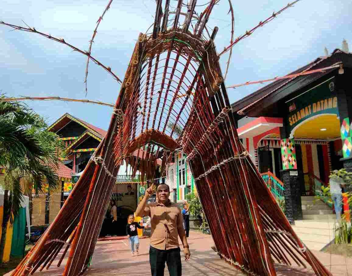 Pesona Ikon dan Rempah Kabupaten Simeulue Ditampilkan di PKA 8 1 pintu masuk anjungan kabupaten simeulue
