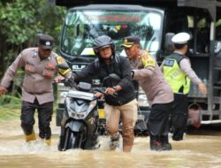Wakapolres Aceh Singkil Terjun Langsung Bantu Masyarakat di Lokasi Banjir
